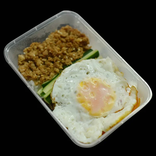 Τηγανητά Αυγά Και Κιμά Χοιρινά Πλαστικό Κουτί Μαύρο Φόντο — Φωτογραφία Αρχείου