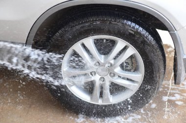 Dışarıdaki kuytu köşelerdeki arabayı temizle..