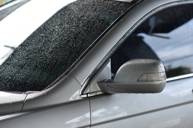 Dışarıdaki kuytu köşelerdeki arabayı temizle..