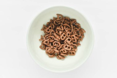 Beyaz arka planda bir kasede İngiliz alfabesi tahıl gevreği