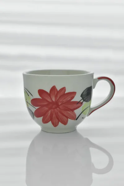 Taza Cerámica Pintada Con Flores Sobre Fondo Blanco — Foto de Stock