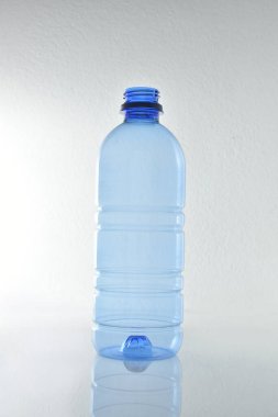 Beyaz arkaplanda mavi plastik şişe