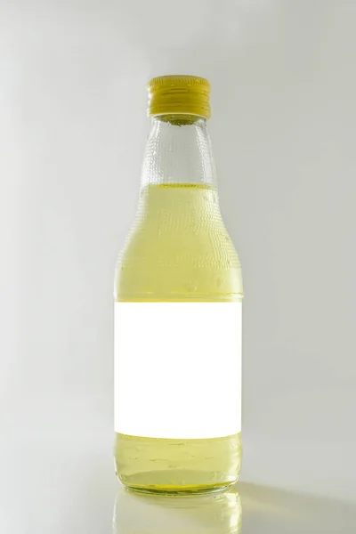 Botella Vidrio Con Agua Amarilla Sobre Fondo Blanco — Foto de Stock