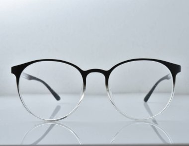 Beyaz arkaplanda gözlük