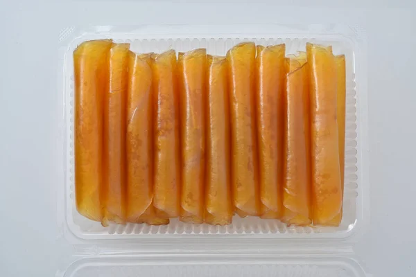 Getrocknete Mango Der Sonne Rollen Einer Plastikbox Auf Weißem Hintergrund — Stockfoto