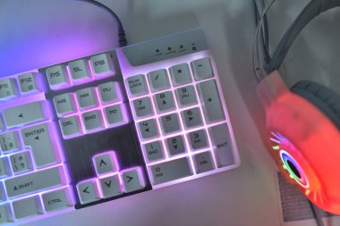 Çok renkli arka ışıklandırmalı beyaz klavye