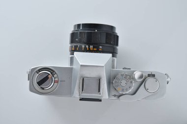 Beyaz zemin üzerinde klasik film kamerası.