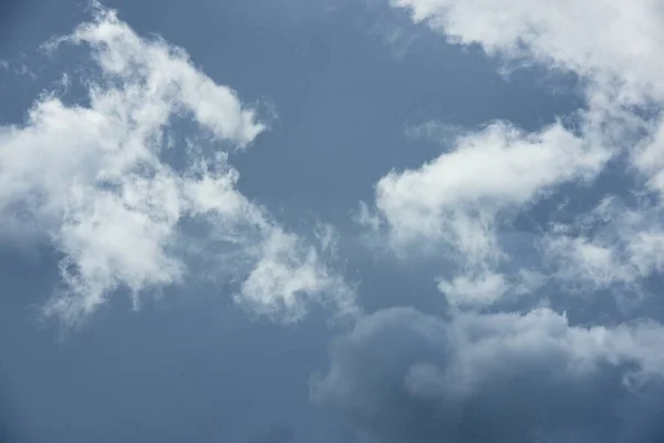 Nuvens Brancas Com Céu Brilhante — Fotografia de Stock