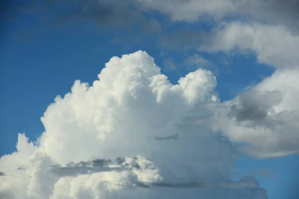 Awan Putih Dengan Langit Cerah — Stok Foto