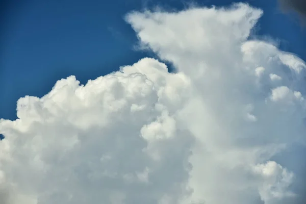 Awan Putih Dengan Langit Cerah — Stok Foto