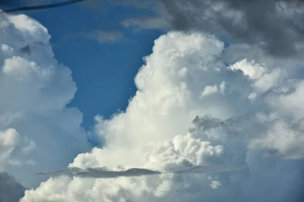 Awan Putih Dengan Langit Cerah — Stok Foto