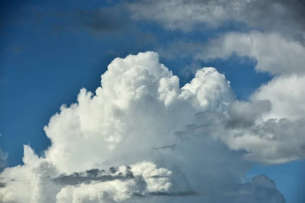 Vita Moln Med Klar Himmel — Stockfoto