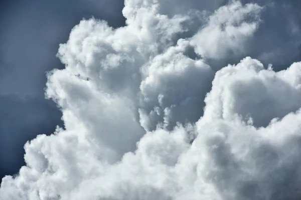 Nuvens Brancas Com Céu Brilhante — Fotografia de Stock