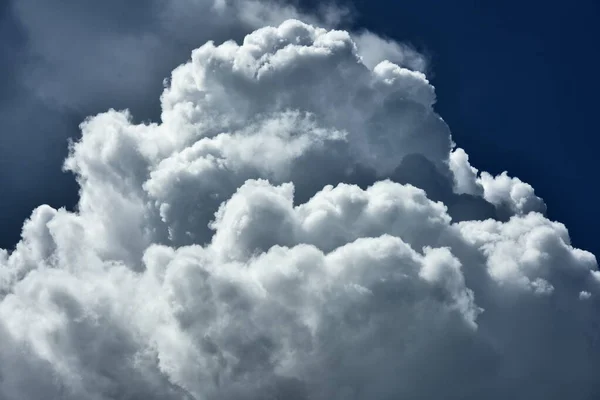 Nuvens Brancas Com Céu Brilhante — Fotografia de Stock