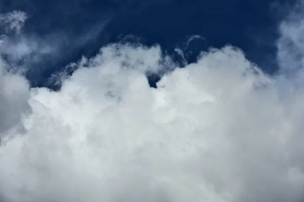 Awan Putih Dengan Langit Cerah — Stok Foto