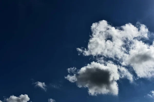 Nuvens Brancas Com Céu Brilhante — Fotografia de Stock