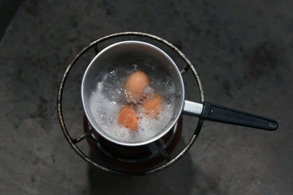 Huevos Cocidos Una Olla Agua Hirviendo —  Fotos de Stock