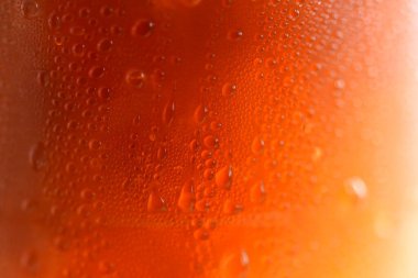 Siyah damla portakal sarısı su damlacıkları