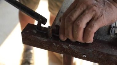 Demiri bir adamın eliyle bükmek.