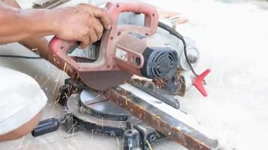 Çelik kesmek için iplik kullanan adamlar.