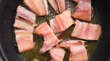 Sebze yağıyla tavada kızartılmış balık.