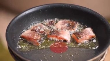 Sebze yağıyla tavada kızartılmış balık.