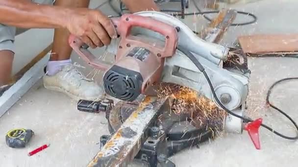 鋼を切断するために繊維を使用している男性 — ストック動画