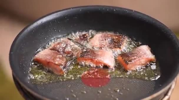 Fisch Der Pfanne Mit Pflanzenöl Gebraten — Stockvideo