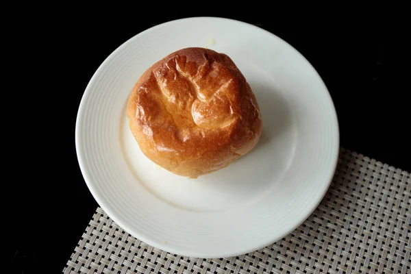 Baked Bread Topped Oil White Plate — Stock Photo, Image