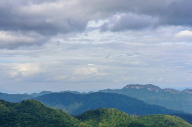 Tropikal bir ormanda bulutlu dağlar