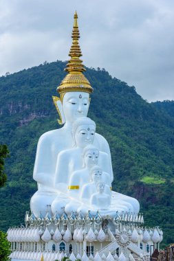 Doğal yerlerdeki Buda heykelleri.