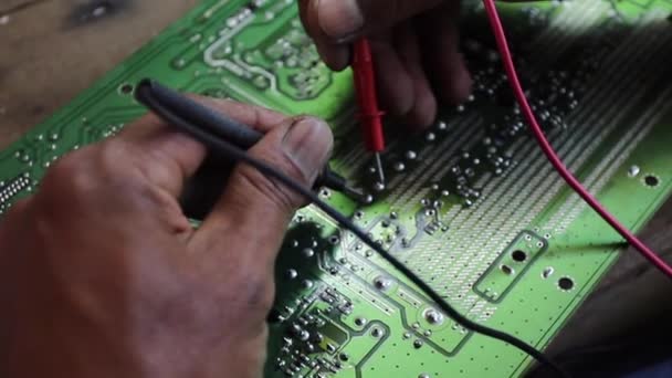 Insinyur Atau Teknisi Memperbaiki Papan Sirkuit Elektronik Dengan Solder Besi — Stok Video