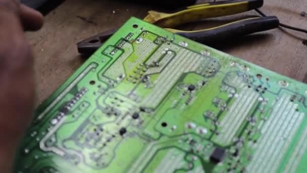 Inženýr Nebo Technik Opravy Elektronických Obvodů Deska Pájecí Žehličkou — Stock video