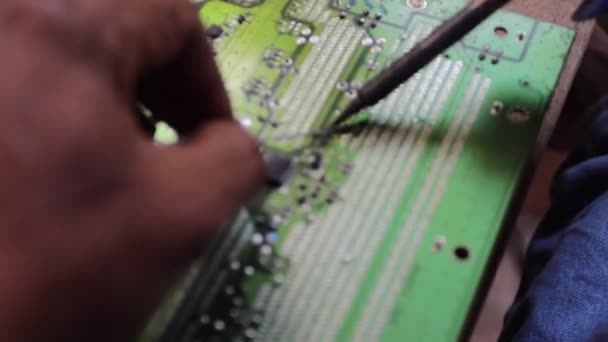 Інженер Або Технік Ремонтує Електронну Плату Паяльником — стокове відео