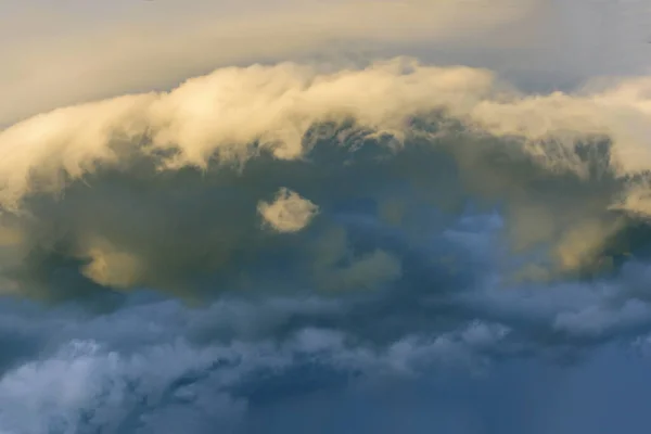 雨季雷雨云的天空 — 图库照片