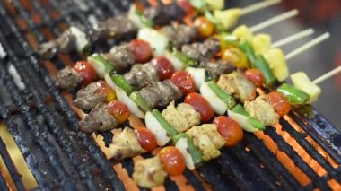 Izgarada ızgara şiş.