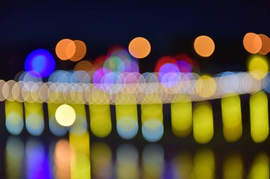 Gece dairesi ışıklarında bulanık ışıklar