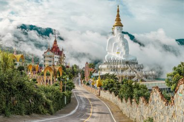 Doğal yerlerdeki Buda heykelleri.