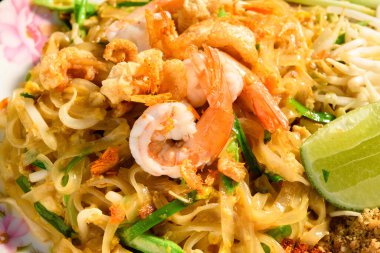 Chili limon ve fıstıklı Taze Karides Pad Thai