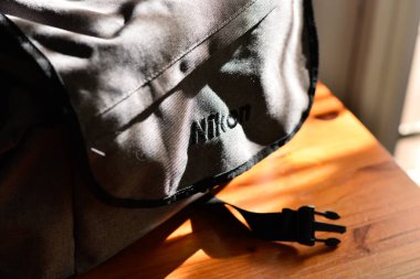 Tayland-12 Eylül 2021 Nikon kamera çantası masa tahtasında gri. 