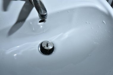 Lağım kanalını temizleyin. 