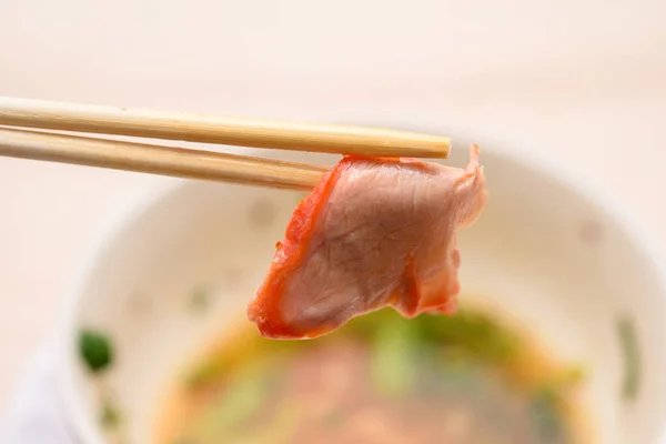 猪肉筷子紧挨着碗后面 — 图库照片