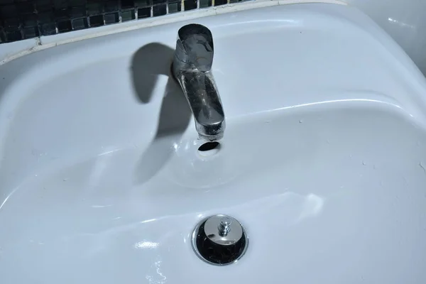 Zbliżenie Odpływu Wody Umywalki — Zdjęcie stockowe