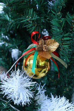 Noel ağacında Noel süslemesi, fotoğrafın yakın çekimi..