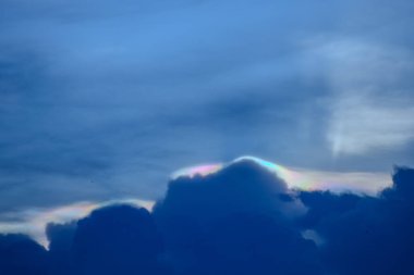 Bulutun gökkuşağı renkleri var.