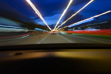 Araba kullanırken çekilmiş bir fotoğraf, arabanın içinden çekilmiş..