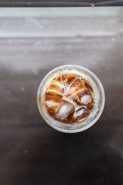 Plastik bardakta buzlu sade kahve..