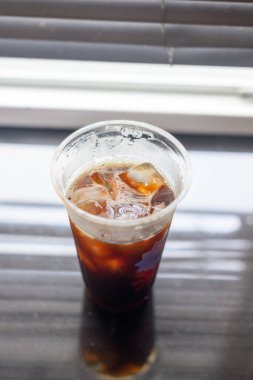 Plastik bardakta buzlu sade kahve..