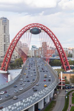 Kırmızı kablolu Zhivopisniy köprüsünün havadan görünüşü. - Rusya. Moskova. Mayıs 2021