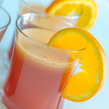 Taze meyve suyu yaptı